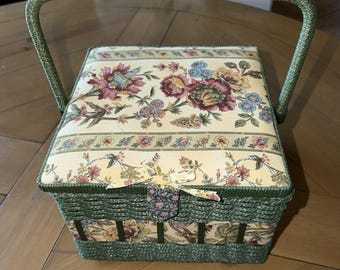 Caja de costura y tapicería vintage con estampado floral multicolor de mimbre tejido.