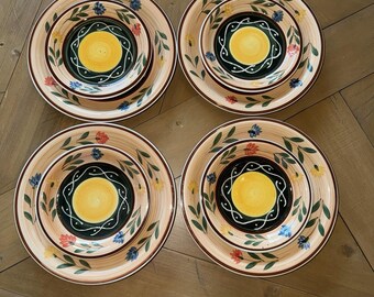 Vintage ambachtelijke handbeschilderd aardewerk schalen mediterraan bloemmotief 8 inch