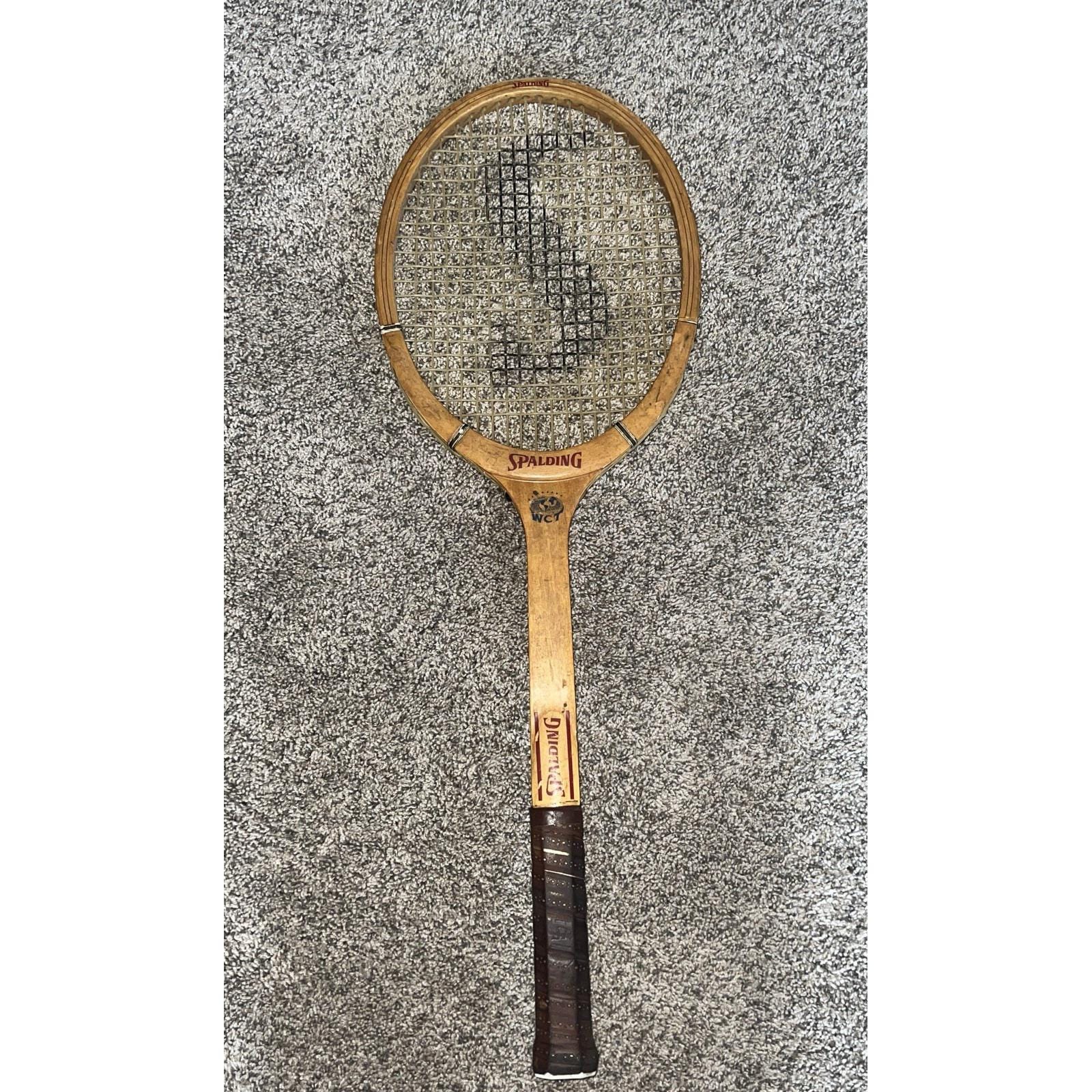 Raquette de tennis Spalding vintage en bois de Coupe Davis : grip en cuir de vachette, décoration sport - France