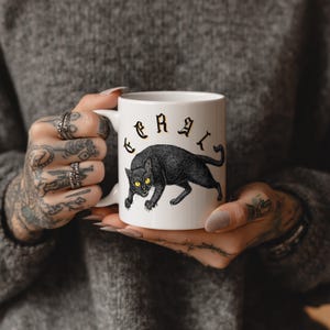 野生の黒猫セラミックマグカップ | ゴシックカットウッドスタイルのコーヒーカップ、不気味な魔女のマグカップ、ダークコテージコア、ハロウィンの猫好きへのギフト