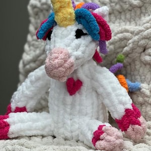Großes Einhorn Plüschie.  Schöne helle Farben. Handgemacht mit Super Soft Jumbo Chenille Wolle