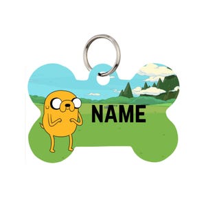 Puede incluir: Una etiqueta para mascotas en forma de hueso con un personaje de dibujos animados frente a un fondo de campo verde y cielo azul. La etiqueta tiene un anillo plateado para sujetar y la palabra "NAME" en negro.