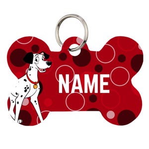 Può includere: Una medaglietta per animali a forma di osso con sfondo rosso e motivi circolari bianchi e rosso scuro. A sinistra è illustrato un dalmata bianco con macchie nere e un collare rosso. La parola NAME è stampata in grandi lettere maiuscole.