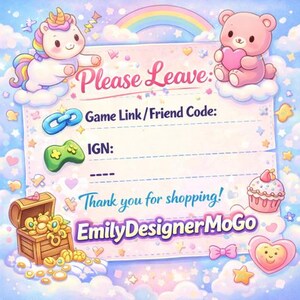 Pu&ograve; includere: Un cartello rettangolare con uno sfondo di cielo pastello raffigurante un unicorno, un orso rosa, uno scrigno del tesoro e un cupcake. Il testo recita: Please Leave: Game Link/Friend Code: IGN: Thank you for shopping! EmilyDesignerMoGo.