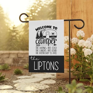Bandera de camping personalizada: bebidas frías, risas fuertes y amistad gratis.