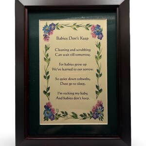 Pode incluir: Um poema emoldurado com uma moldura floral. O poema diz "Babies Don't Keep" e inclui as linhas "Cleaning and scrubbing can wait till tomorrow, for babies grow up we've learned to our sorrow."