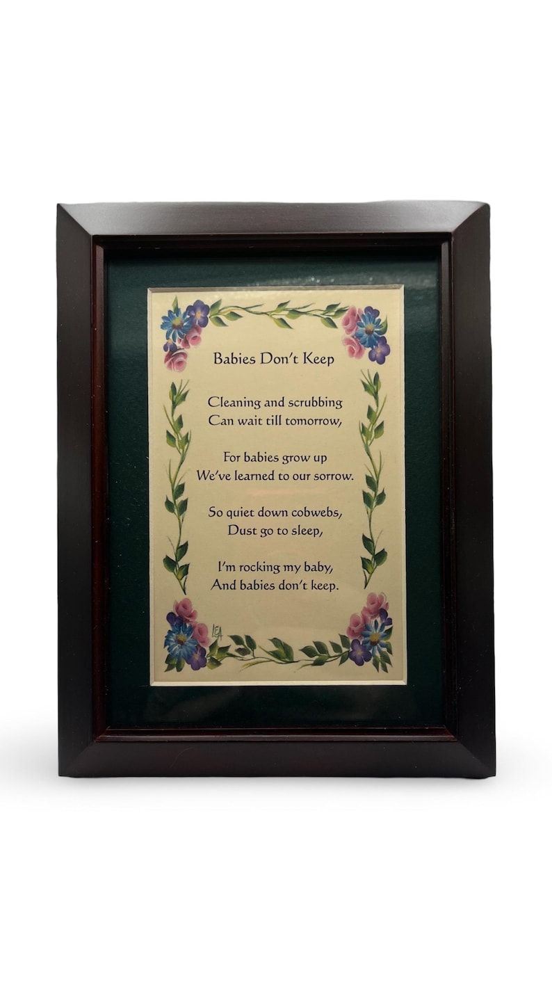 Pode incluir: Um poema emoldurado com uma moldura floral. O poema diz "Babies Don't Keep" e inclui as linhas "Cleaning and scrubbing can wait till tomorrow, for babies grow up we've learned to our sorrow."