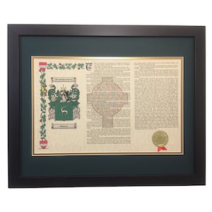 Könnte beinhalten: Ein gerahmtes Dokument mit grünem Hintergrund und goldener Umrandung. Das Dokument zeigt ein Wappen mit einem grünen Schild und einem weißen Hirsch. Der Text lautet "Die alten Wappen von ..." und "Howard".