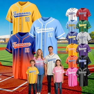 Peut inclure: Plusieurs maillots de baseball de différentes couleurs, dont le jaune, le bleu et le rose. Chaque maillot affiche le mot "Teamname" et le numéro "00". Les maillots sont présentés sur un terrain de baseball.