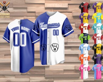 Pode incluir: Uma camisa de beisebol branca e azul royal com um design dividido. O lado esquerdo da camisa é branco com o texto "Your Name" e o número "00" em azul. O lado direito da camisa é azul royal com o texto "Teamname" e o número "00" em branco. A camisa tem um colarinho branco e mangas brancas com uma borda azul. A camisa tem uma aba de botões branca e um logotipo branco na frente. A camisa é mostrada em um fundo de madeira com outras camisas de diferentes cores.