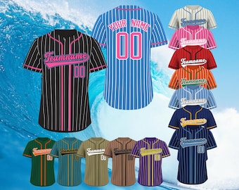 Puede incluir: Camisetas de béisbol a rayas verticales en varios colores, como negro, azul, rosa y verde, con nombres y números de equipo personalizables. Las camisetas tienen mangas cortas y cierre de botones. La imagen muestra múltiples camisetas con diferentes combinaciones de colores.