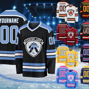 Puede incluir: Una colección de camisetas de hockey en varios colores, incluyendo negro, azul, rojo, amarillo y negro. Cada camiseta presenta un logotipo del equipo, un número de jugador y la opción de un nombre personalizado. Las camisetas tienen mangas largas y están diseñadas para deportes.