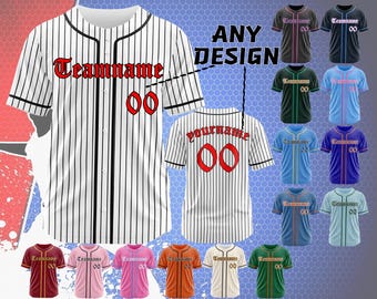 Puede incluir: Camisetas de béisbol en varios colores, incluyendo negro, azul, verde y rosa. Las camisetas presentan rayas verticales, nombres de equipos y números. El texto "ANY DESIGN" también es visible.