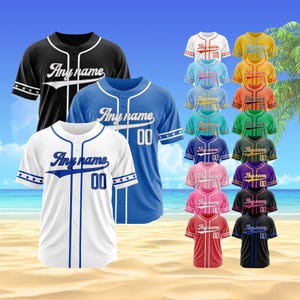 Op de afbeelding: Een verzameling honkbalshirts in diverse kleuren, waaronder zwart, wit en blauw, met de tekst "Any name" en het nummer "00" op de voorkant. De shirts hebben contrasterende strepen en sterdetails op de mouwen.