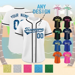 Op de afbeelding: Wit honkbalshirt met zwarte bies, met "Teamname" en "00" in blauwe glitter. De tekst "ANY DESIGN" wordt boven het shirt weergegeven. Extra shirts in verschillende kleuren worden getoond, waaronder rood, groen, zwart, blauw, oranje en roze.