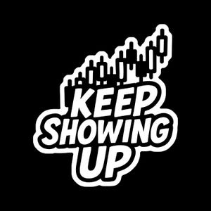 Könnte beinhalten: Ein schwarz-weißer Aufkleber mit dem Schriftzug "KEEP SHOWING UP" in fetten, abgerundeten Buchstaben. Oberhalb des Textes befindet sich eine Grafik mit aufsteigenden Kerzencharts. Der Aufkleber hat einen weißen Rand.