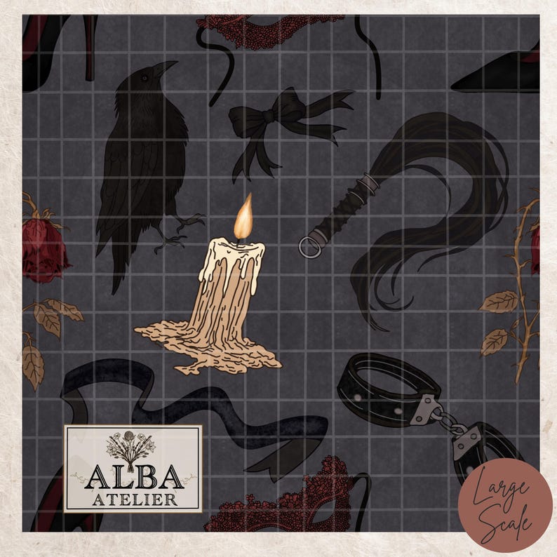 Puede incluir: Dise&ntilde;o estampado gris oscuro con un cuervo negro, una vela, un l&aacute;tigo, un lazo y esposas. El dise&ntilde;o incluye una rosa, tacones altos y una m&aacute;scara. El texto "ALBA ATELIER" est&aacute; en un rect&aacute;ngulo blanco. Las palabras "Large Scale" est&aacute;n en un c&iacute;rculo.