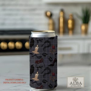 Puede incluir: Un enfriador de latas negro con un patr&oacute;n repetido de velas, rosas, cuervos y otros elementos g&oacute;ticos. El texto "PRODUCT EXAMPLE - DIGITAL DOWNLOAD ONLY" es visible en la parte inferior izquierda.