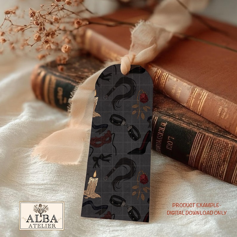 Puede incluir: Un marcap&aacute;ginas gris oscuro con un patr&oacute;n de l&aacute;tigos, tacones altos, esposas y rosas. Tambi&eacute;n se ven una vela encendida y el texto "ALBA ATELIER". Ejemplo de producto de descarga digital.
