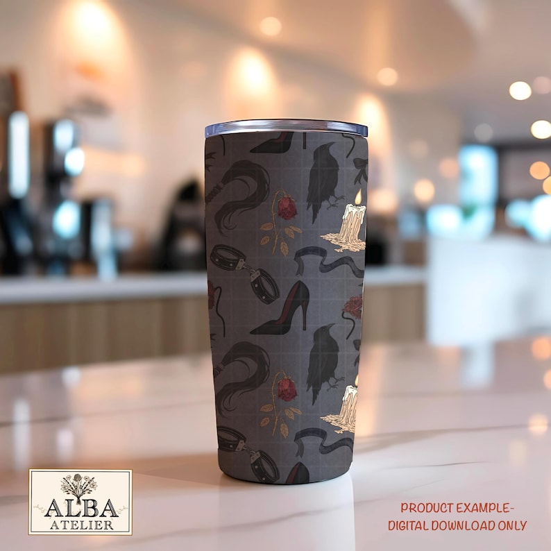 Puede incluir: Un vaso de acero inoxidable con un fondo gris oscuro y un patr&oacute;n repetido de tacones altos negros, cuervos, rosas, velas y l&aacute;tigos. El vaso tiene una tapa plateada y el texto "PRODUCT EXAMPLE - DIGITAL DOWNLOAD ONLY".