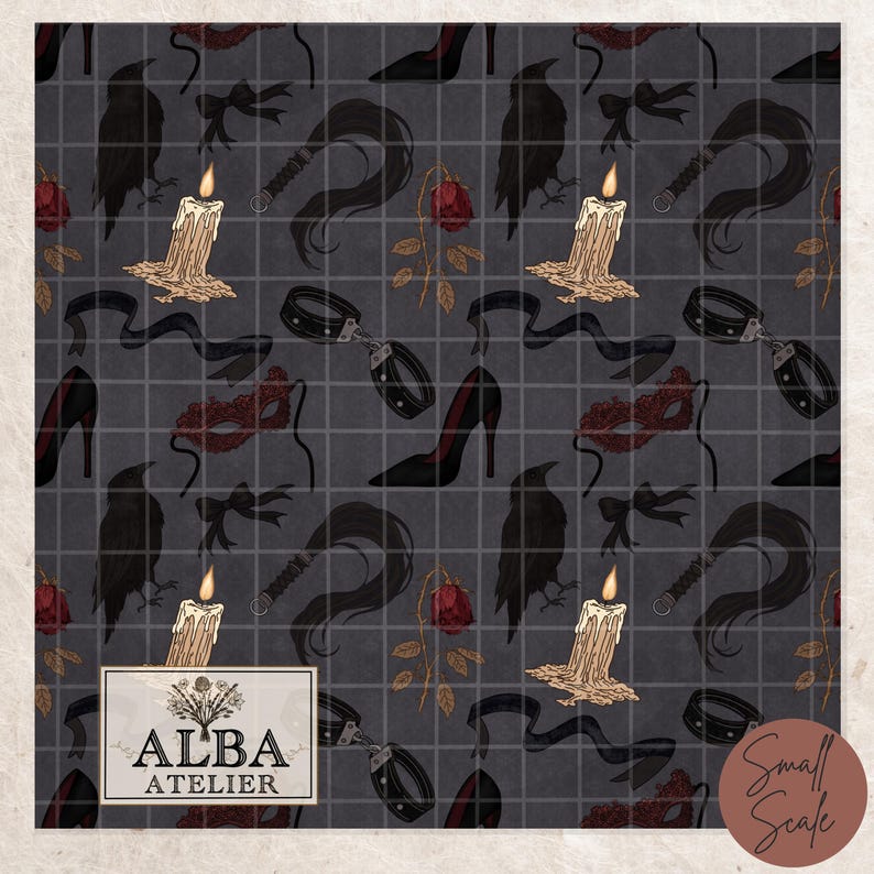 Puede incluir: Un dise&ntilde;o estampado gris oscuro con tacones negros, cuervos, velas, l&aacute;tigos, esposas y rosas rojas. El dise&ntilde;o incluye un patr&oacute;n de cuadr&iacute;cula y el texto "ALBA ATELIER" y "Small Scale".