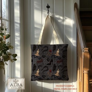 Puede incluir: Un bolso tote gris con un estampado acolchado de velas, tacones altos, m&aacute;scaras y rosas. El bolso tiene correas color crema y est&aacute; colgado en una pared blanca. El texto "PRODUCT EXAMPLE - DIGITAL DOWNLOAD ONLY" es visible.