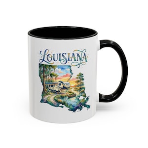 Peut inclure: Un mug en céramique blanche avec une anse et un bord intérieur noirs. L'avant présente une illustration aquarelle colorée de l'État de Louisiane contenant un camping-car, des arbres et un petit bateau, avec le mot Louisiana écrit en bleu.