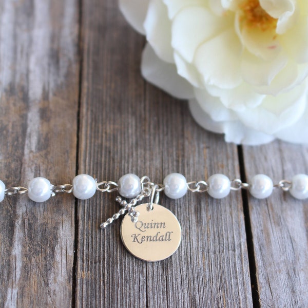 Pulsera de perlas de plata de ley personalizada: regalo de bautizo con cruz grabada