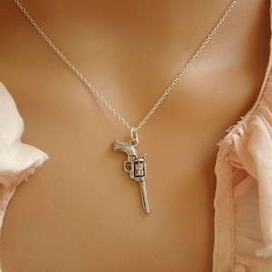 Gun Charm Halskette 925 Sterling Silber - Revolver Pistole Anhänger - Six Shooter Schmuck für jeden Tag