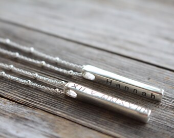 Collana con ciondolo a barra verticale sottile in argento sterling personalizzato con incisione - Gioielli con nome, data e coordinate speciali - Italia