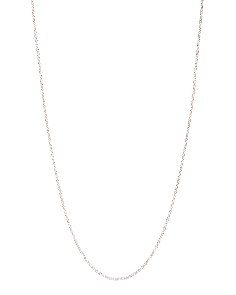 Puede incluir: Un collar de cadena de plata con un dise&ntilde;o delicado y enlazado.