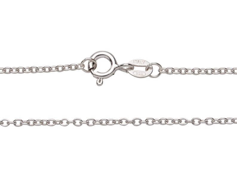 Puede incluir: Un collar de cadena de plata con cierre de langosta y una etiqueta que dice "ITALY 925".