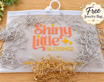 Può includere: Una collezione di monachelle per orecchini in metallo color argento e oro conservate in una bustina di plastica traslucida. La bustina riporta il testo arancione e giallo Shiny little BLESSINGS e un'etichetta bianca Free Jewelry Bag.