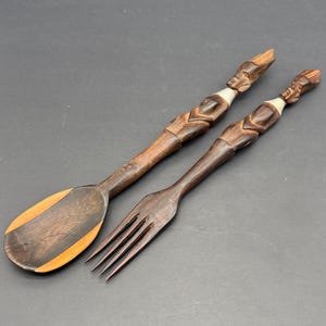 Puede incluir: Un juego de tres tazas de cerámica con un acabado mate moteado. Las tazas son de color crema, marrón claro y marrón oscuro. Cada taza tiene un diseño sencillo y un asa redondeada.