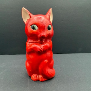 Vintage keramische pot met rode kat - kitscherig klein snuisterijpotje en opbergbusje uit het midden van de vorige eeuw