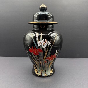Vaso per zenzero vintage in porcellana nera di Otagiri, decorato con iris dipinti a mano, stile orientale di metà secolo.