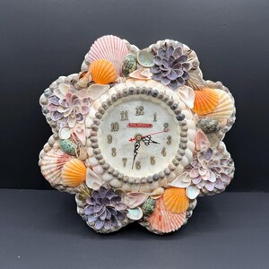 Może przedstawiać: Zestaw trzech ceramicznych misek w odcieniach niebieskiego, zielonego i białego. Miski mają nakrapianą glazurę i prosty, nowoczesny design. Największa miska ma średnicę około 20 cm.
