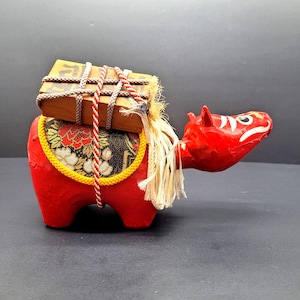 Poupée vache rousse Akabeko vintage : porte-bonheur art folklorique japonais