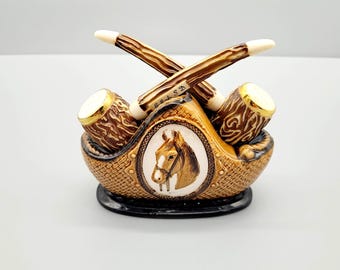 Hallazgo de coleccionista: Soporte de cerámica vintage para pipas con detalle de caballo, divertido juego de salero y pimentero para puros, artículos para fumadores y decoración de cocina.