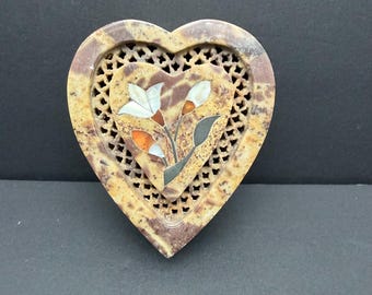 Caja de baratijas vintage tallada a mano en esteatita con forma de corazón e incrustaciones de nácar.
