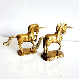 Conjunto de 2 estatuetas de unicórnio vintage em latão maciço, decoração mítica para casa.