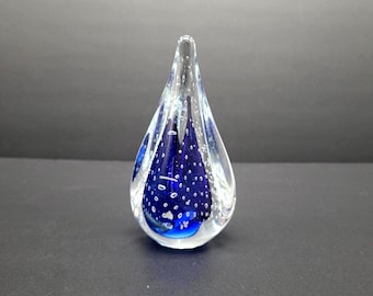 Pisapapeles de cristal artístico firmado por Marian Pyrcak, escultura de cristal soplado a mano en forma de lágrima.