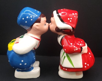 Salero y pimentero vintage de niño y niña holandeses besándose, decoración kitsch de cerámica pintada a mano