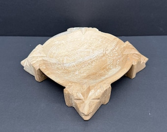 Cinzeiro vintage esculpido à mão em pedra de alabastro com design maia asteca, com pé, para guardar diversos objetos.