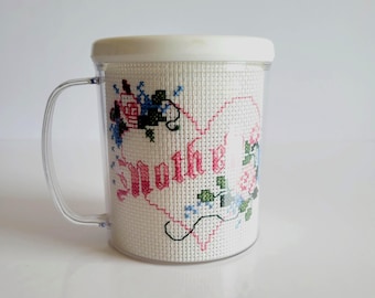 Tazza vintage con ricamo a punto croce "Madre": tazza da caffè floreale fatta a mano