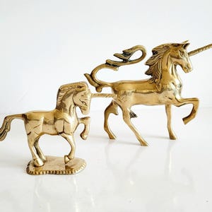 Conjunto de 2 estatuetas de unicórnio vintage em latão maciço, decoração mítica para casa.