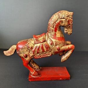 Estatua de caballo de madera tallada a mano, estilo dinastía Tang china, rara, vintage, figura ecuestre roja y dorada.