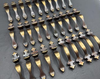 30 Vtg Amerock Carriage House Pulls, 25 Matching Cabinet Handles & 5 Coordinating Antique Brass Drawer Pulls, Mid Century Colonial Hardware