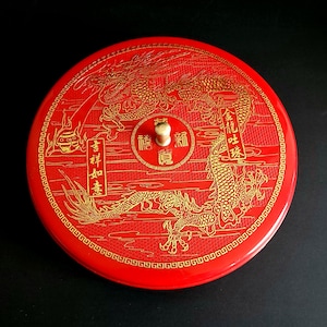 Boîte à bonbons vintage pour mariage chinois Star International, laque rouge avec touches d'or, dragon doré et aménagement paysager, fabriqué à Hong Kong