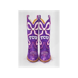 Bloque de arte acrílico con botas y lazos de la TCU - Decoración para dormitorio o universidad con espíritu de las ranas cornudas, regalo para fanáticos de la Universidad Cristiana de Texas